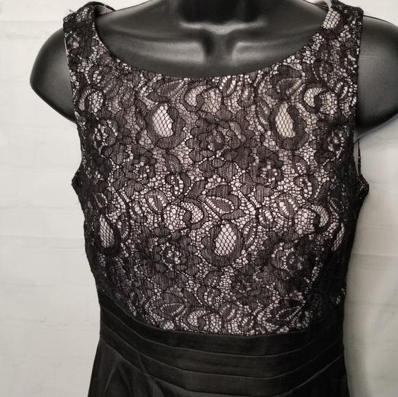 STUNNING Moschino midi dress with lace top. - Picture 3 of 10